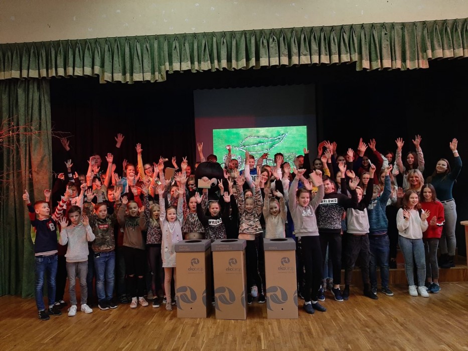 10 февраля 2020 года в Икшкильской средней школе прошли образовательные лекции об окружающей среде, в ходе которых учащиеся и педагоги узнали, как правильно поступать с отходами и сортировать их, как сделать более безопасной и чистой окружающую среду и о будущем нашей планеты.